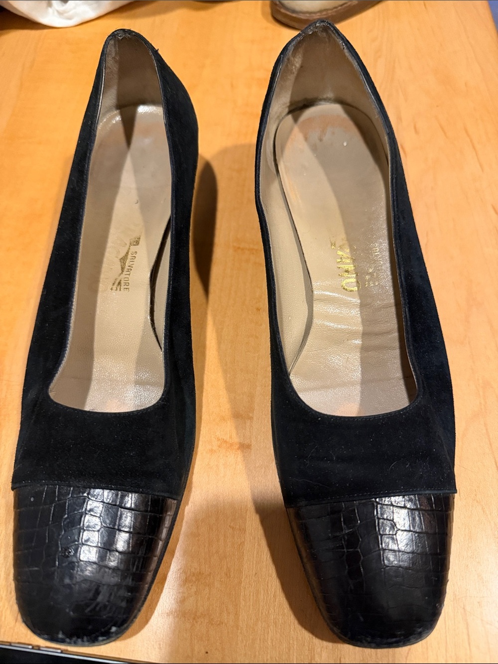 Vintage Ferragamo black suede croc embossed cap toe pumps 9.5